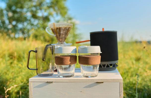 Coffee and Tea brewing device and two cups on a table